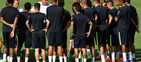 Tite conversa com jogadores da seleção brasileira durante treino em São Paulo Tite conversa com jogadores da seleção brasileira durante treino em São Paulo - Sputnik Brasil