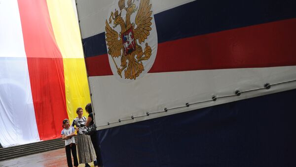 Bandeiras da Ossétia do Sul e da Rússia - Sputnik Brasil