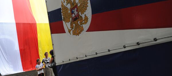 Bandeiras da Ossétia do Sul e da Rússia - Sputnik Brasil