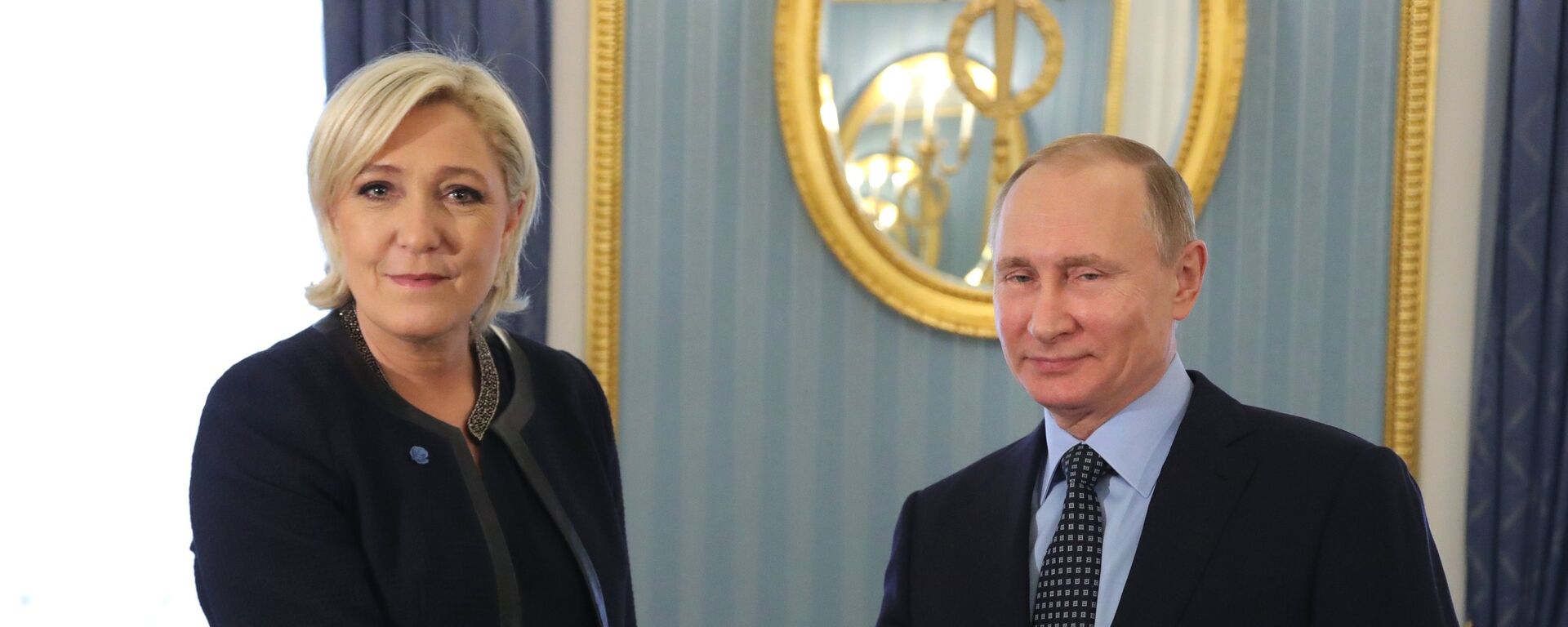 A candidata presidencial de extrema-direita da França Marine Le Pen e o presidente russo, Vladimir Putin, durante encontro em 24 de março de 2017. - Sputnik Brasil, 1920, 12.04.2022