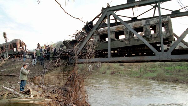 A ponte bombardeada em Grdelica, no sul da Sérvia em 1999 - Sputnik Brasil