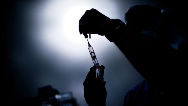 A doctor draws medicine into a syringe - Sputnik Brasil