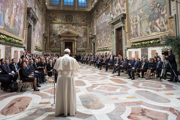 Papa Francisco discursa diante de líderes da União Europeia no Vaticano - Sputnik Brasil