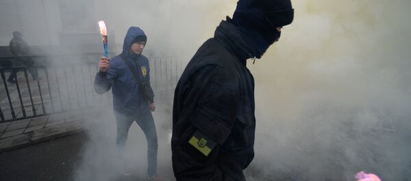 Radicais ucranianos durante protestos em Kiev, 22 de fevereiro, 2017 - Sputnik Brasil