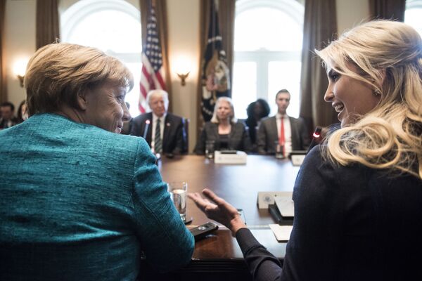 A chanceler alemã, Angela Merkel, e Ivanka Trump, filha do atual presidente americano, conversam antes do começo de um encontro da política alemã com Donald Trump e maiores empresários americanos na Casa Branca - Sputnik Brasil