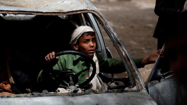 Moço brinca com um automóvel abandonado em um dos orfanatos em Sanna, no Iêmen - Sputnik Brasil