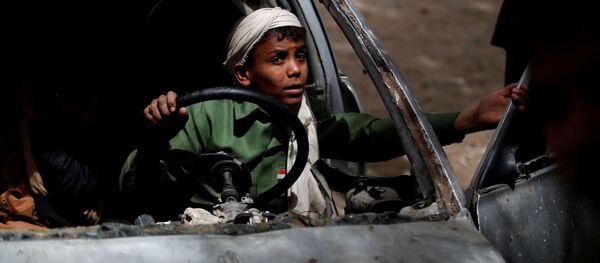 Moço brinca com um automóvel abandonado em um dos orfanatos em Sanna, no Iêmen Moço brinca com um automóvel abandonado em um dos orfanatos em Sanna, no Iêmen - Sputnik Brasil