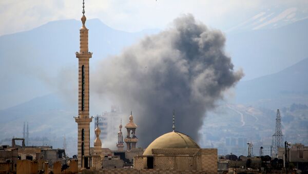Fumaça após um alegado ataque aéreo nos bairros controlados por rebeldes no Leste de Damasco, na Síria - Sputnik Brasil