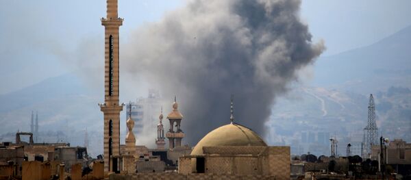 Fumaça após um alegado ataque aéreo nos bairros controlados por rebeldes no Leste de Damasco, na Síria Fumaça após um alegado ataque aéreo nos bairros controlados por rebeldes no Leste de Damasco, na Síria - Sputnik Brasil