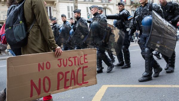 Marcha civil contra racismo e violência por parte da polícia que se deu na capital francesa, Paris - Sputnik Brasil