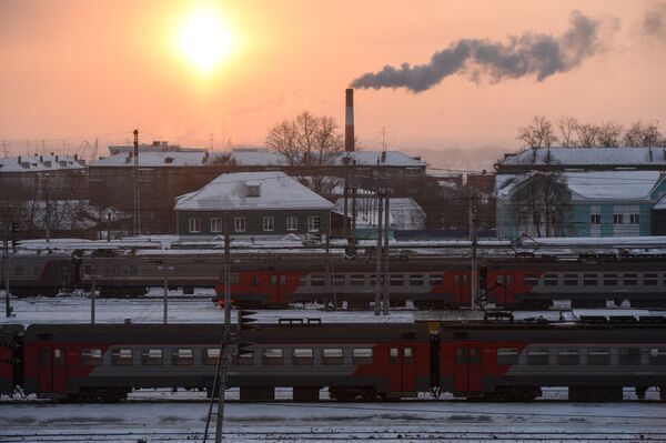 Comboios estacionados em uma das estações da ferrovia Transiberiana que liga a Rússia Europeia com as províncias do Extremo Oriente Russo, Mongólia, China e o mar do Japão (também conhecido como mar do Leste) - Sputnik Brasil