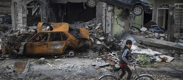 Menino anda de bicicleta em um dos bairros libertados na parte ocidental de Mossul, no Iraque - Sputnik Brasil