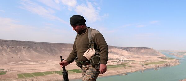 Um combatente das Forças Democráticas da Síria (FDS) perto do rio Eufrates, ao norte de Raqqa (foto de arquivo) - Sputnik Brasil