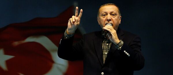 Presidente turco Recep Tayyip Erdogan discursando em comício em Istambul - 5 de março de 2017 - Sputnik Brasil