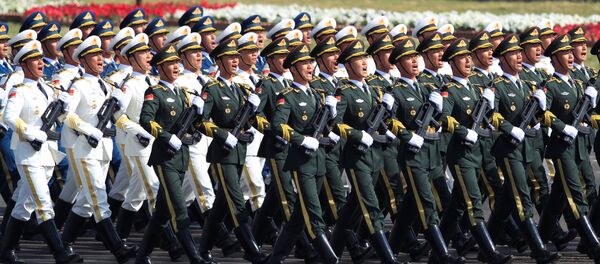 Tropas chinesas marcham durante o desfile militar em Islamabad por ocasião do Dia do Paquistão, 23 de março de 2017. - Sputnik Brasil