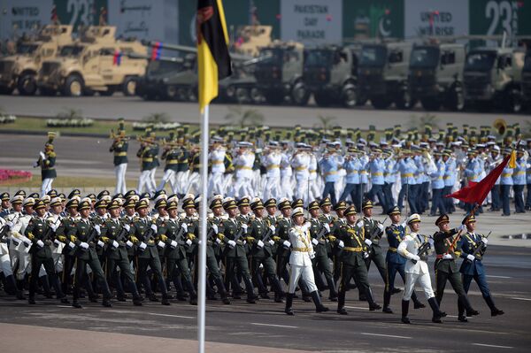 Tropas chinesas marcham durante o desfile militar em Islamabad por ocasião do Dia do Paquistão, 23 de março de 2017. - Sputnik Brasil