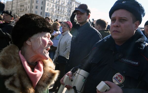 Participantes de protestos não autorizados que decorreram em Moscou no dia 26 de março de 2017 - Sputnik Brasil