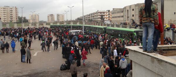 Combatentes da oposição e suas famílias se reúnem, enquanto se preparam para subir a um ônibus, antes da evacuação do bairro rebelde de Waer, na cidade de Homs, em 18 de março de 2017 Combatentes da oposição e suas famílias se reúnem, enquanto se preparam para subir a um ônibus, antes da evacuação do bairro rebelde de Waer, na cidade de Homs, em 18 de março de 2017 - Sputnik Brasil