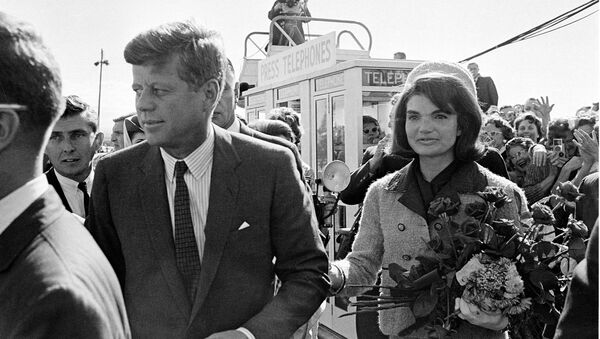President John F. Kennedy and his wife Jacqueline Kennedy are greeted by an enthusiastic crowd upon their arrival at Dallas Airport, on November 22, 1963. Only a few hours later the president was assassinated while riding in an open-top limousine through the city. - Sputnik Brasil