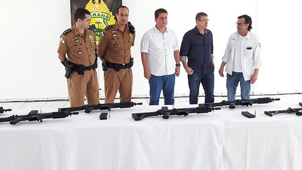 Policiais já estão em treinamento para usar as novas armas doadas pelos empresários e a comunidade de Laranjeiras do Sul - Sputnik Brasil
