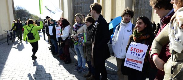 Milhares de pessoas protestam em Berlim contra acordo comercial com EUA - Sputnik Brasil