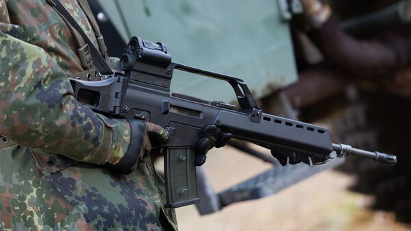 German soldier holds a Heckler & Koch G36 assault rifle at a military training ground near Weisskeissel,  Germany - Sputnik Brasil