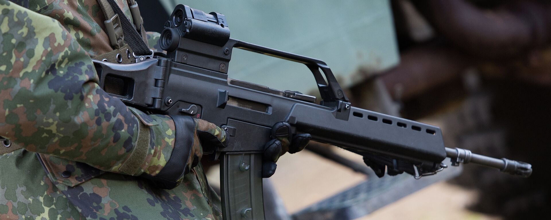 Soldado alemão com o fuzil de assalto Heckler & Koch G36 em um campo de treinamento militar perto de Weisskeissel, na Alemanha - Sputnik Brasil, 1920, 30.05.2022