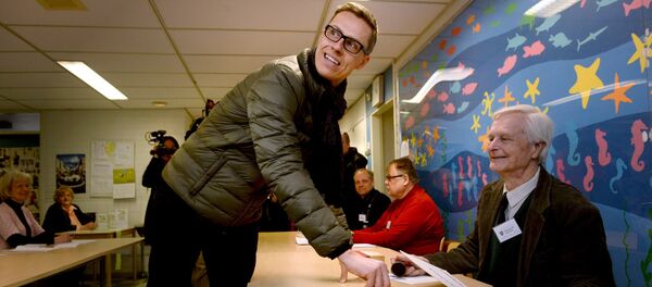 O premier da Finlândia, Alexander Stubb, vota na eleição para o parlamento finlandês. - Sputnik Brasil