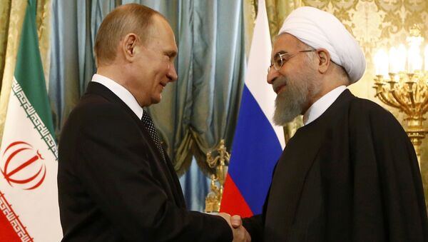 O presidente russo Putin aperta a mão do presidente iraniano Rouhani durante o encontro no Kremlin em Moscou - Sputnik Brasil