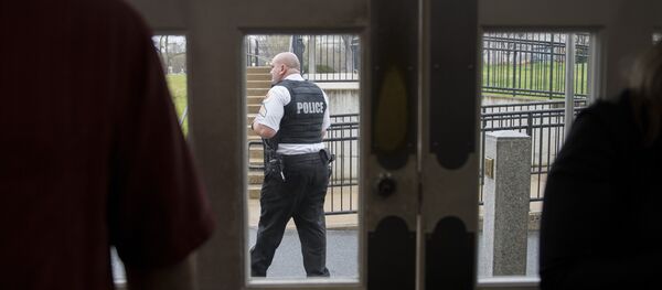 Agente do Serviço Secreto caminha em frente à sala de imprensa da Casa Branca enquanto especialistas examinam pacote suspeito na região - Sputnik Brasil