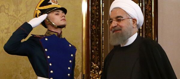 O presidente iraniano, Rouhani Entra adentra o hall do Kremlin e é recepcionado antes do encontro com o homólogo russo, Vladimir Putin - Sputnik Brasil