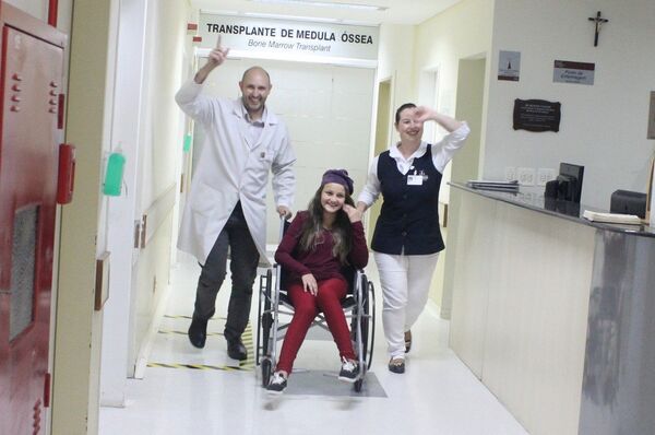 O vídeo contou com a participação de médicos e enfermeiros da unidade e na cadeira Ana Julia que também se curou - Sputnik Brasil