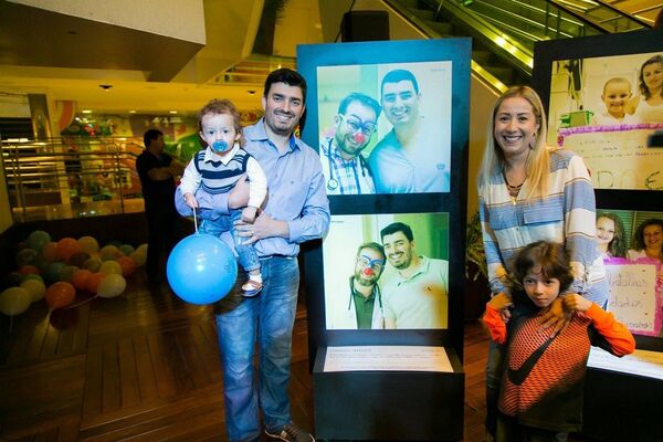 Cinco anos depois, Daniel curado apresenta sua família - Sputnik Brasil