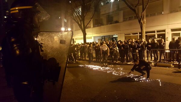 Manifestantes usam velas para soletrar a palavra violência diante de uma fila de policiais no 19º distrito de Paris - 27 de março de 2017 - Sputnik Brasil