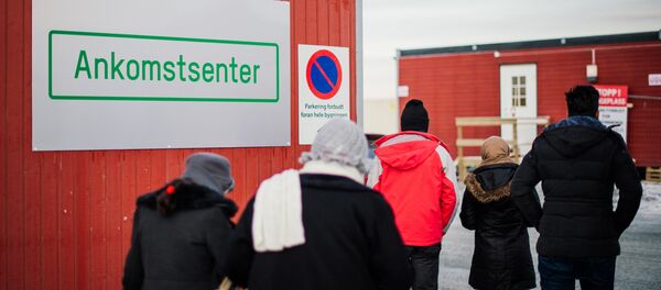 Refugiados entram no centro de chegada para refugiados perto da cidade de Kirkenes, norte da Noruega Refugiados entram no centro de chegada para refugiados perto da cidade de Kirkenes, norte da Noruega - Sputnik Brasil