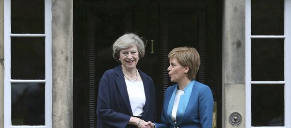 Nicola Sturgeon, primeira-ministra da Escócia, e a premiê britânica Theresa May - Sputnik Brasil