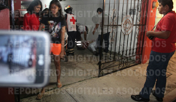  Imagem forte mostra momento em que o jornalista é socorrido por paramédicos, depois de sofrer um pesado tiroteio. - Sputnik Brasil