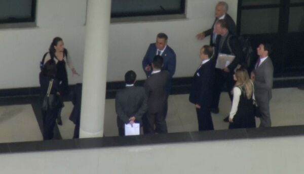 Câmeras da Rede Globo flagram momento em que Jorge Picciani chega à sede da Polícia Federal para prestar depoimento - Sputnik Brasil