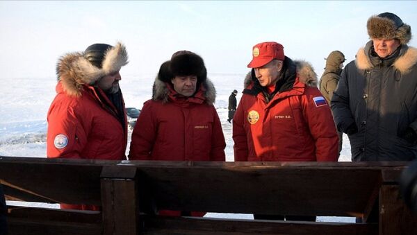 Presidente russo Vladimir Putin visita Terra de Francisco José, no Ártico, acompanhado pelo primeiro-ministro Dmitry Medvedev - Sputnik Brasil