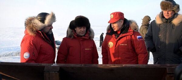 Presidente russo Vladimir Putin visita Terra de Francisco José, no Ártico, acompanhado pelo primeiro-ministro Dmitry Medvedev - Sputnik Brasil