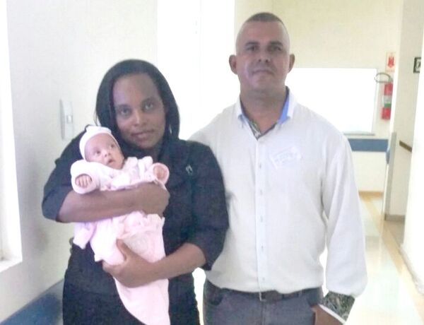 Depois de cinco meses de internação, a pequena Alice seguiu para casa com os pais - Sputnik Brasil