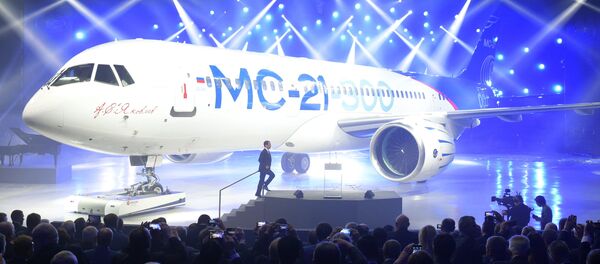 Primeiro-ministro russo, Dmitry Mevedev, participa da apresentação do avião de médio curso MC-21-300 na Instalação Aeronáutica de Irkutsk, 8 de junho de 2016 - Sputnik Brasil
