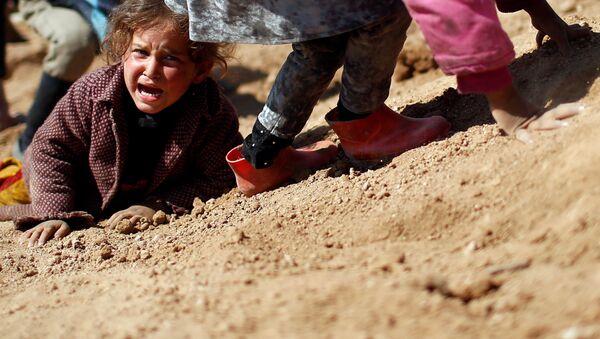 Criança iraquiana chora ao entrar no campo de refugiados Hamam al-Alil, enquanto as forças do Iraque lutam contra os terroristas do Daesh, Iraque, março de 2017 - Sputnik Brasil