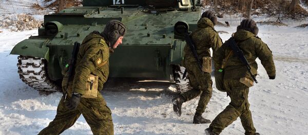 O UR-77 Meteorit, máquina de desminagem capaz de criar em alguns minutos trilhas seguras em campos repletos de explosivos - Sputnik Brasil