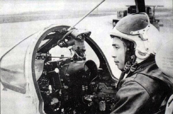 Piloto Mai Van Cuong que estudou na União Soviética, pilotava um jato MiG-21 e abateu cinco aviões dos EUA - Sputnik Brasil