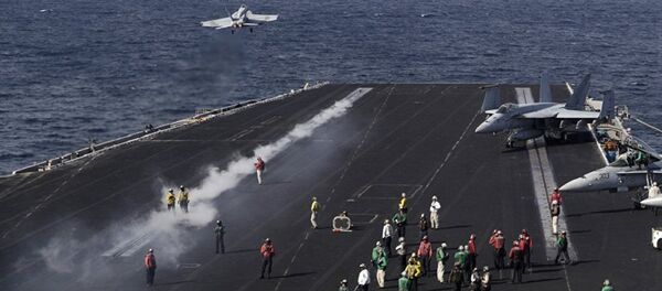 Porta-aviões USS Dwight D. Eisenhower (CVN-69)  dos EUA no Gólfo Pérsico - Sputnik Brasil
