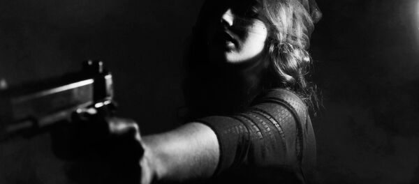 Uma mulher com arma - Sputnik Brasil