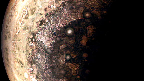 Imagem de Júpiter tirada pela sonda Juno e aperfeiçoada por um astrônomo - Sputnik Brasil