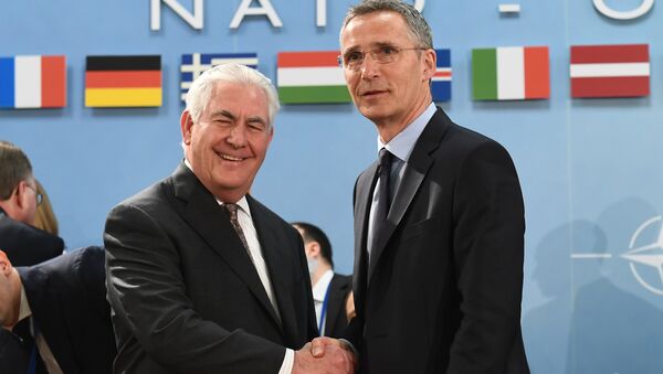 Secretário-geral da OTAN, Jens Stoltenberg (à direita), cumprimenta o secretário de Estado dos EUA, Rex Tillerson, no encontro dos ministros da OTAN  em Bruxelas em 31 de março de 2017 - Sputnik Brasil