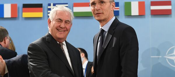Secretário-geral da OTAN, Jens Stoltenberg (à direita), cumprimenta o secretário de Estado dos EUA, Rex Tillerson, no encontro dos ministros da OTAN  em Bruxelas em 31 de março de 2017 - Sputnik Brasil